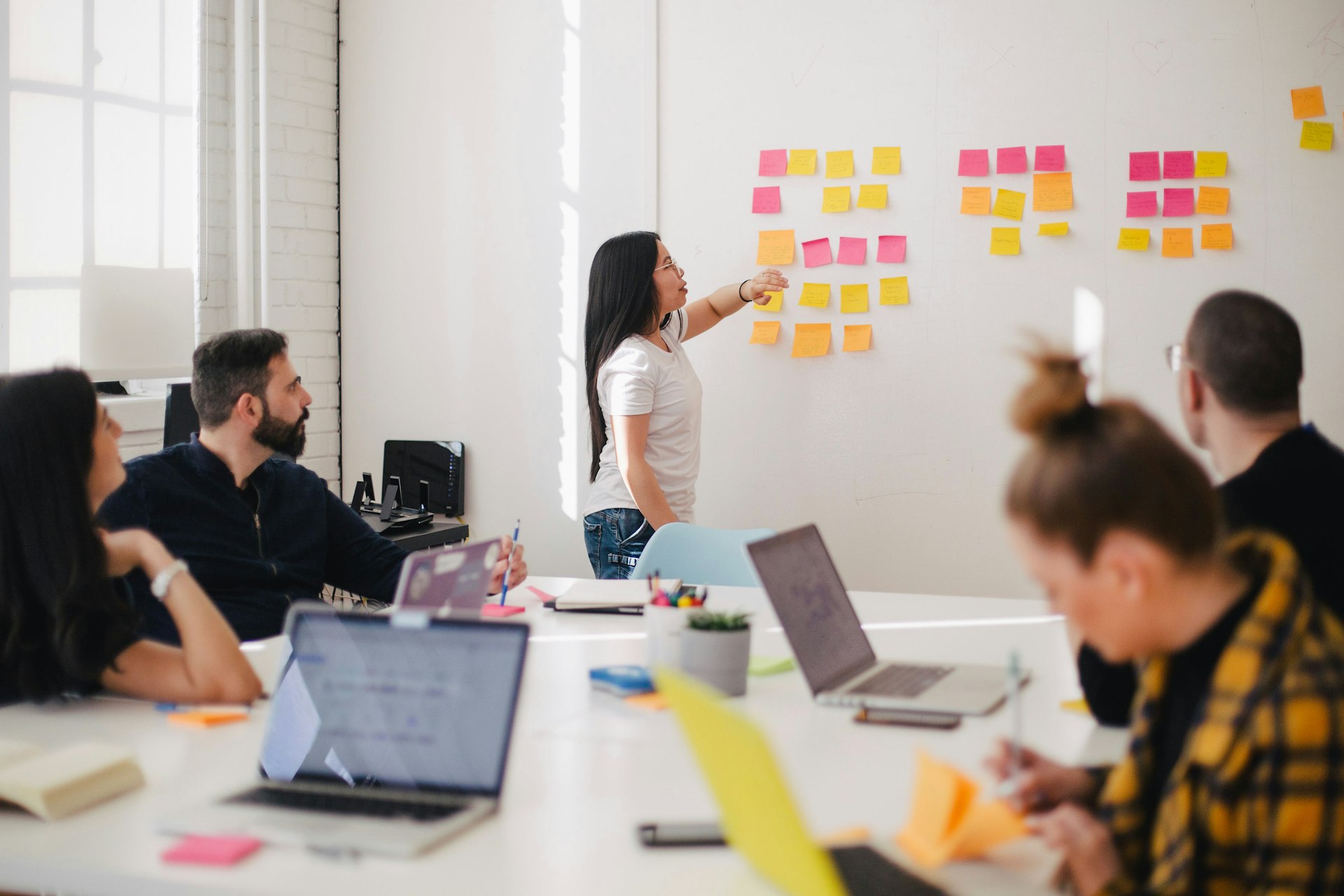 Sesión de formación en equipo con la formadora ante la pizarra